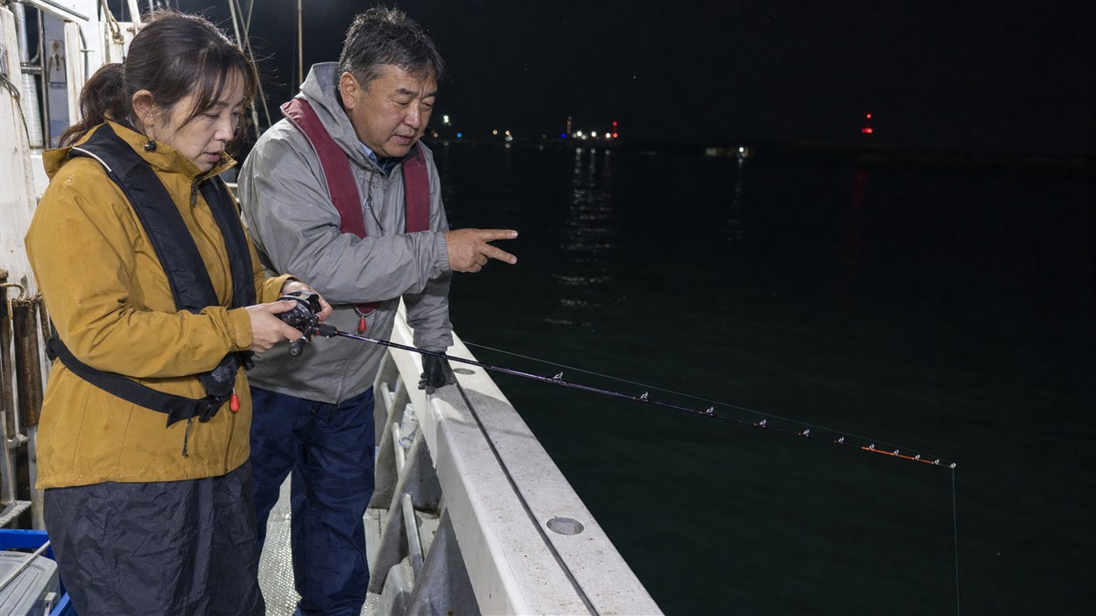 夜の船上で釣れた水深を共有しながらイカメタルを続ける様子